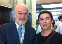 潤大世紀員工與韓禮士(Merle A. Hinrichs)環球資源董事長兼首席執行官在一起